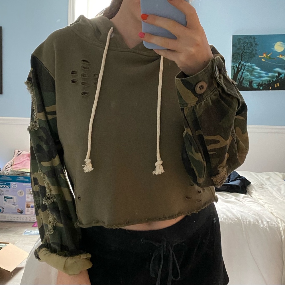 Camo cropped hoodie